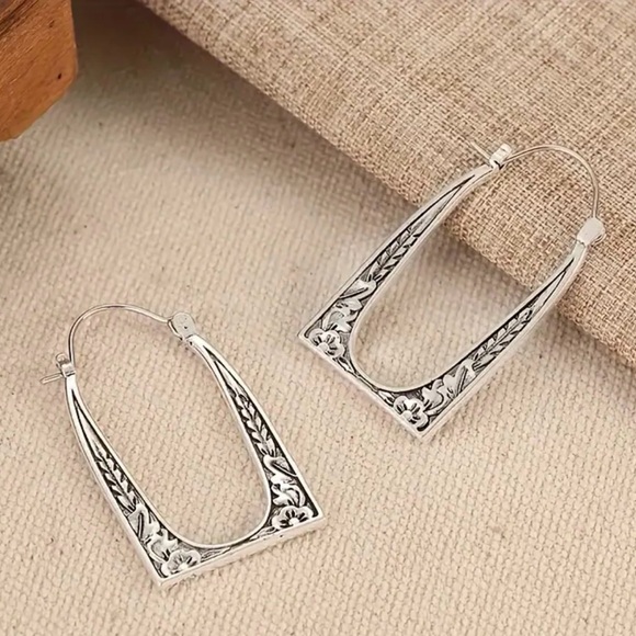 Ondine Branch Bud Bloom Floral Vine Embossed Arched Window Rectangle Garden Hoop - Picture 4 of 15